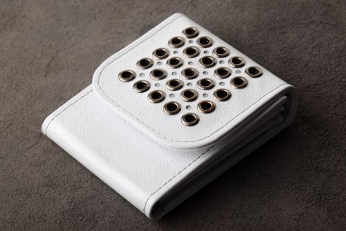 Weiße Leder Geldbörse handmade Accessoire für Frauen Damen Geldbeutel mit Nieten - MADEheart.com