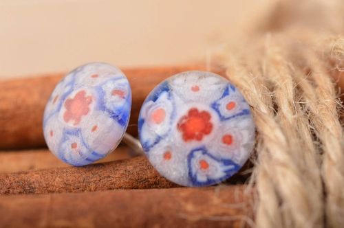 Handmade Millefiori Ohrringe aus Glas mit Blumen in Weiß Blau und Rot für Damen - MADEheart.com