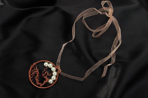 Ciondolo con perline fatto a mano collana artigianale con nastro di organza - MADEheart.com