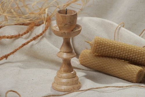 Heller umweltfreundlicher handgemachter Kerzenständer aus Holz mit Dorn aus Metall - MADEheart.com
