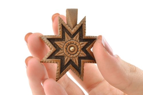 Croix pectorale en bois faite main  - MADEheart.com