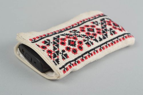 Schöne originelle ethnische handgemachte Handyhülle aus Stoff mit Stickerei - MADEheart.com