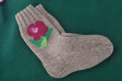 Chaussettes tricot faites main Vêtement femme grises avec fleurs Cadeau original - MADEheart.com