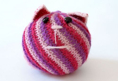 Giocattolo a maglia fatto a mano a forma di gatto rotondo pupazzo morbido  - MADEheart.com
