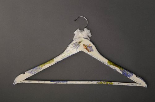 Decoupage clothes hanger - MADEheart.com