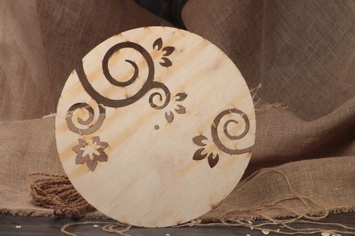Runder schöner ausgeschnitzter handmade Uhr Rohling aus Holz für Decoupage - MADEheart.com