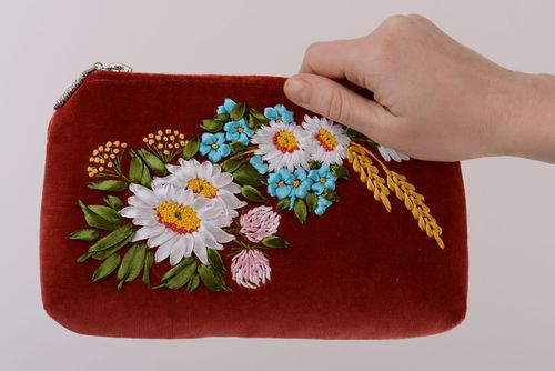 Porta-cosméticos com bordados costurada à mão Camomilas - MADEheart.com