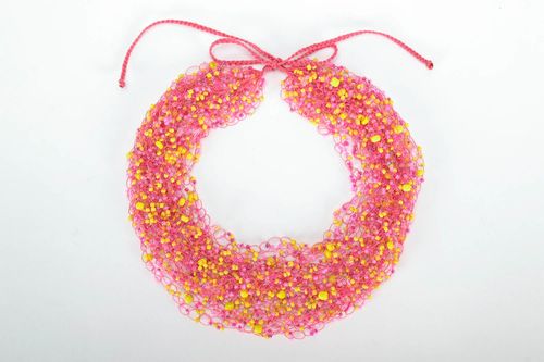 Collier de perles de rocaille tricoté au crochet - MADEheart.com