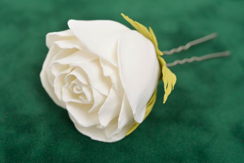 Große weiße handmade Haarnadel mit Blume aus Foamiran elegant schön Rosenknospe  - MADEheart.com