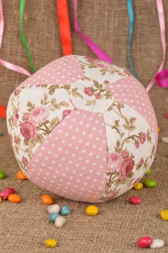 Jouet balle rose en tissu de coton à motif floral fait main original pour enfant - MADEheart.com