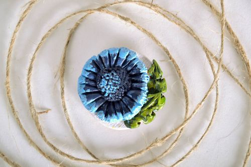 Ímã na geladeira de argila na forma de uma flor delicada pintado com tintas acrílicas Centáurea - MADEheart.com
