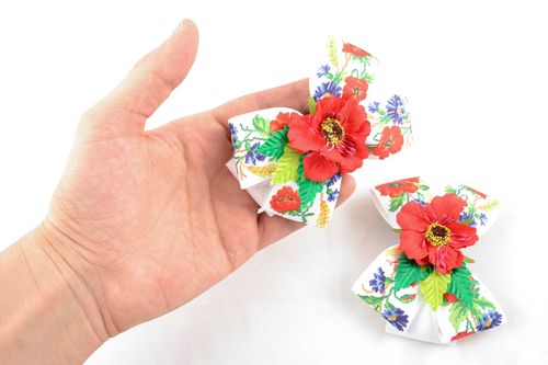 Haarnadel Schleife aus Ripsbändern mit Blumen - MADEheart.com