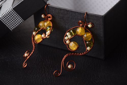 Boucles doreilles en cuivre Bijou fait main avec perles plastiques Cadeau femme - MADEheart.com