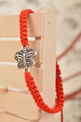 Feines rotes handgemachtes Armband aus Fäden mit Einsätzen auf Schnüren - MADEheart.com