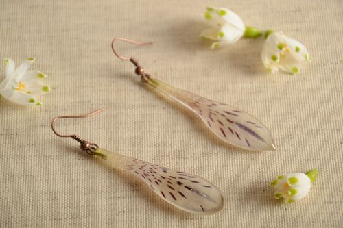 Pendientes con flores naturales en resina epoxi largos artesanales originales  - MADEheart.com