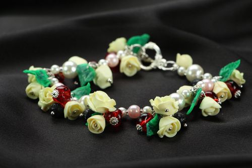 Bracelete feminino artesanal de contas com pingentes em forma de rosas  - MADEheart.com