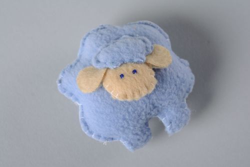 Brinquedo macio de tecido feito à mão Ovelhinha - MADEheart.com