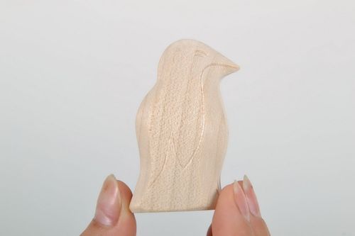 Estatueta de madeira Pinguim - MADEheart.com