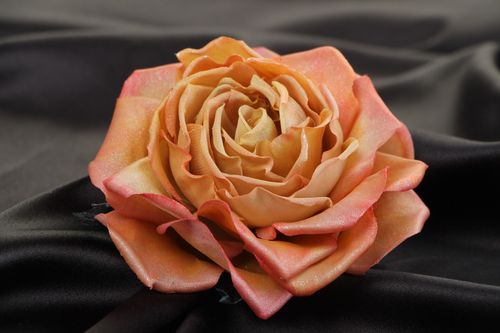 Заколка для волос из атласа и шелка в виде розы кремовая аксессуар ручной работы - MADEheart.com