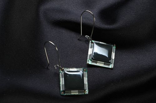 Pendientes artesanales en estilo de cyberpunk con microchips - MADEheart.com