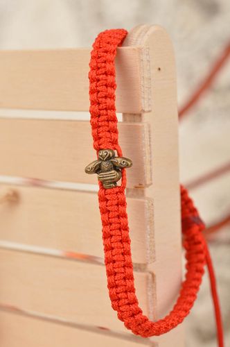 Bracelet fait main tressé en fils de soie fin accessoire rouge avec breloque - MADEheart.com