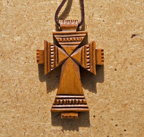 Croce di legno da collo fatta a mano Croce intagliata in legno Croce con laccio - MADEheart.com