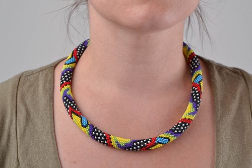Collana tubolare originale fatta a mano accessorio da donna di perline - MADEheart.com