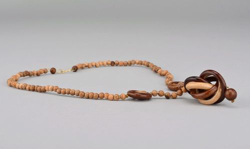 Halskette aus Holz mit Schließe  - MADEheart.com