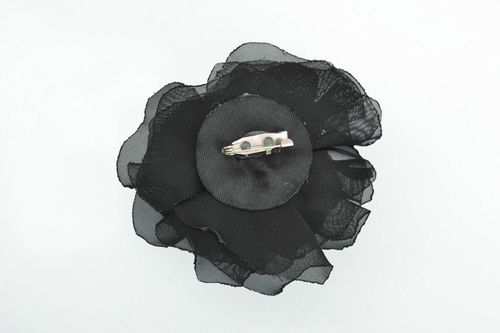 Schwarze Brosche Blume - MADEheart.com
