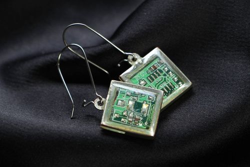 Pendientes originales con circuitos integrados en estilo de cyberpunk - MADEheart.com