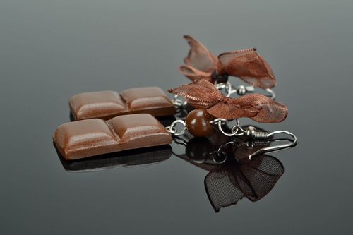 Brincos artesanais feitos de cerâmica plástica na forma de barras de chocolate - MADEheart.com