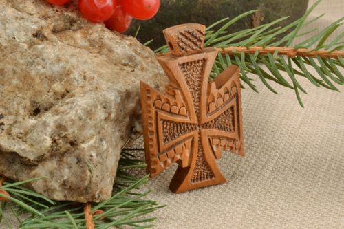 Croix pectorale en bois faite main - MADEheart.com