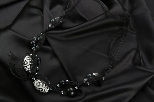 Collier noir artisanal en perles fantaisie originales - MADEheart.com