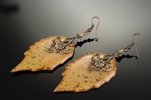 Earrings with epoxy autumn leaves - MADEheart.com