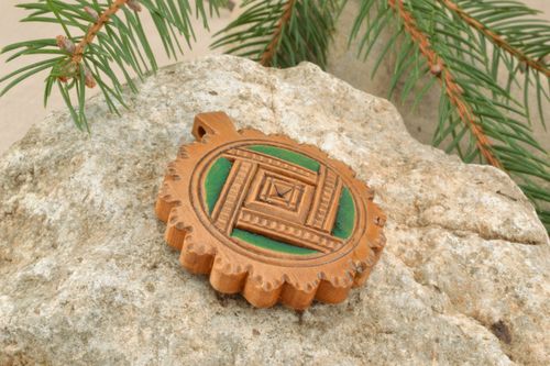 Pendentif amulette en bois fait main - MADEheart.com