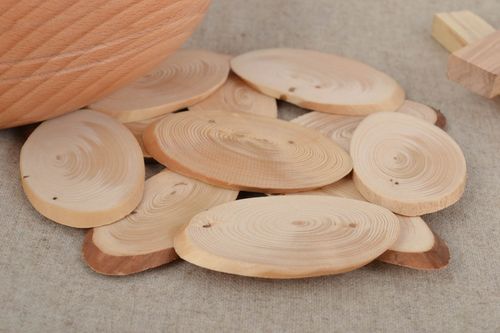 Dessous-de-plat en bois fait main rond original pour casseroles et poêles - MADEheart.com