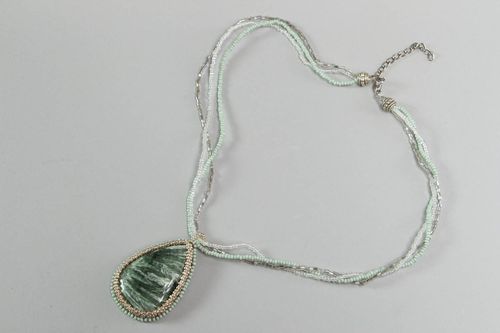 Ciondolo bello fatto a mano di pietre e perline pendente da donna adorabile - MADEheart.com
