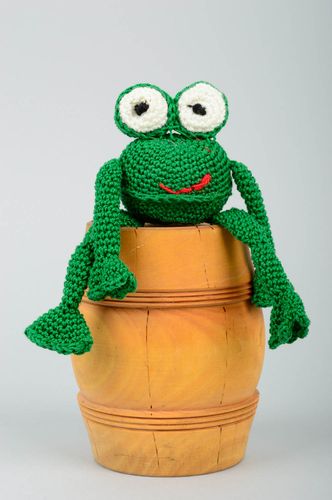 Jouet grenouille Peluche faite main en fils de coton au crochet Cadeau enfant - MADEheart.com