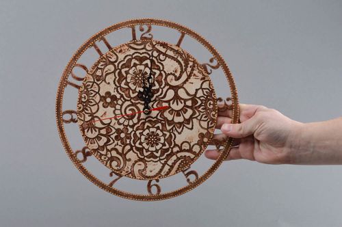 Horloge murale en bois faite main ronde ajourée à motif floral serviettage - MADEheart.com