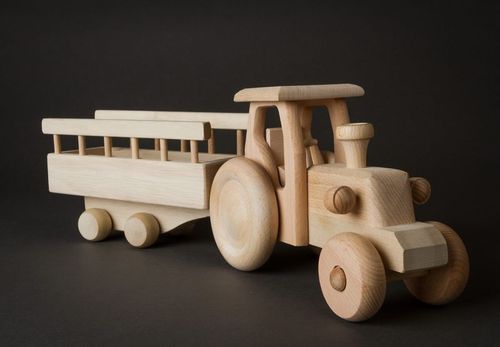 Деревянный игрушечный трактор - MADEheart.com