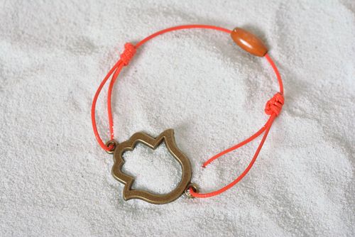 Bracelet fin rouge Bijou fait main en cordon ciré avec khamsa Cadeau femme - MADEheart.com