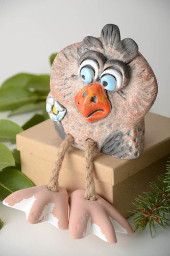 Salvadanaio in argilla fatto a mano figurina simpatica elemento decorativo - MADEheart.com