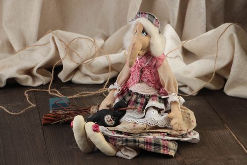 Muñeca de trapo original hecha a mano con forma de brujita decorativa pequeña - MADEheart.com