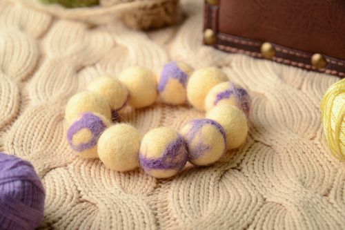Bracelet fait main de perles en laine Clair - MADEheart.com