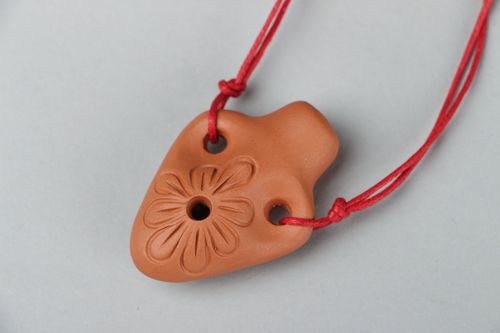 Pingente-apito artesanal de argila em forma da ânfora - MADEheart.com