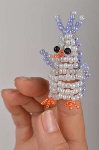 Marionnette à doigt pingouin en perles de rocaille faite main originale - MADEheart.com