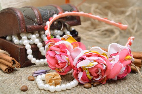 Handmade Haarreif mit Blumen aus Stoff in Rosa mit Glaskugeln Handarbeit - MADEheart.com