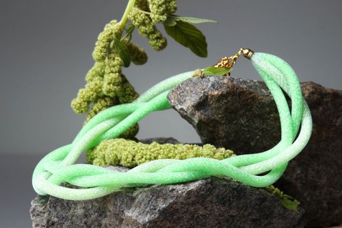 Collier vert clair Bijou fait main en perles de rocaille original Cadeau femme - MADEheart.com