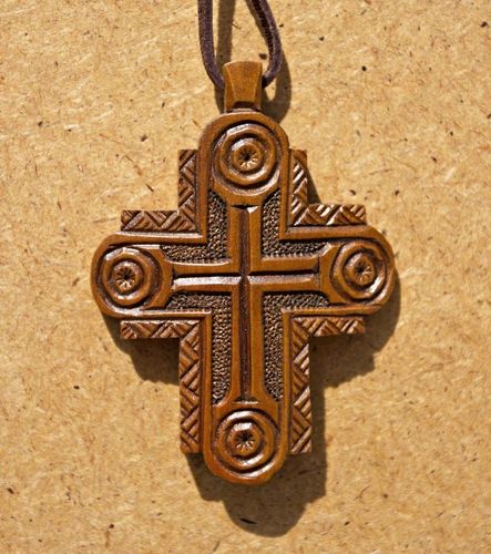 Croix sculptée en bois - MADEheart.com
