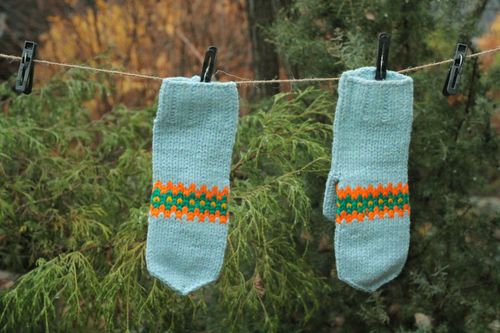 Blue knitted mittens - MADEheart.com